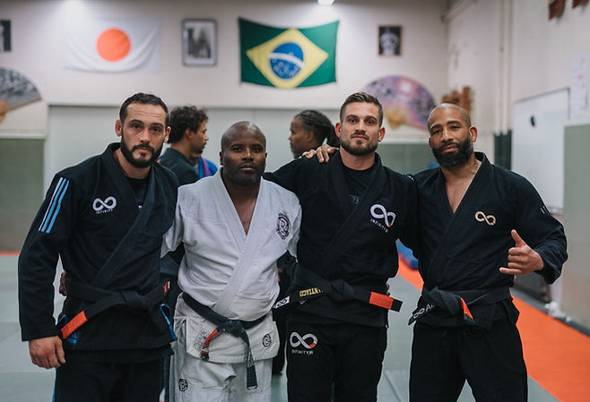 Coachs et pratiquants d'Infinity Combat 95 réunis sur le tatami