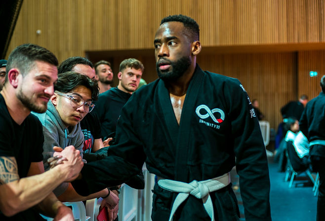 Compétiteur concentré recevant les consignes de son coach avant un combat