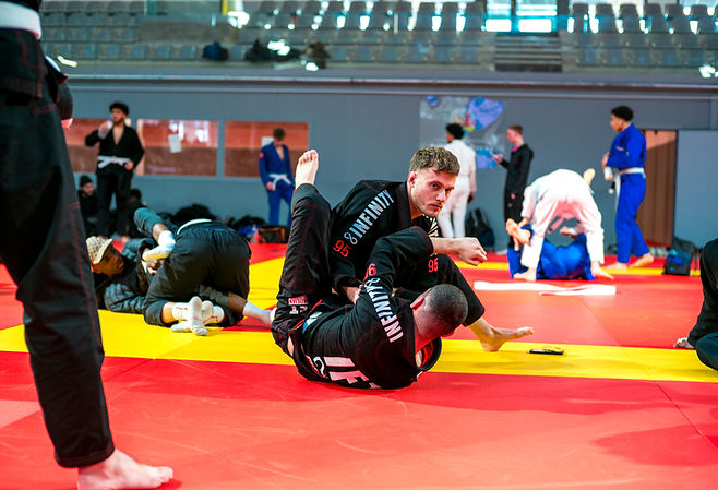 Combat de jiu-jitsu brésilien au sol lors d'une compétition