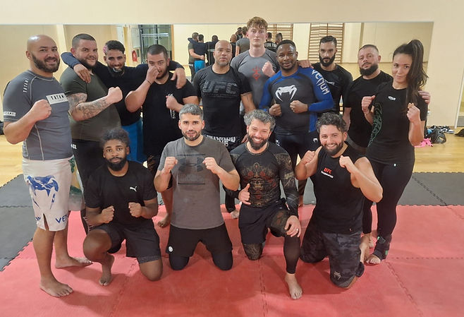Groupe de pratiquants en rashguard posant après un entraînement NoGi