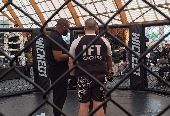 Combattant du club en cage lors d'une compétition de MMA amateur