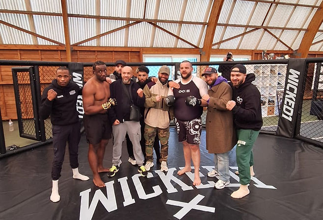 Équipe Infinity Combat 95 réunie dans la cage MMA après un événement