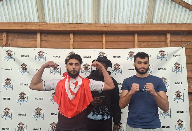 Combattants du club posant lors de la pesée avant un gala de MMA