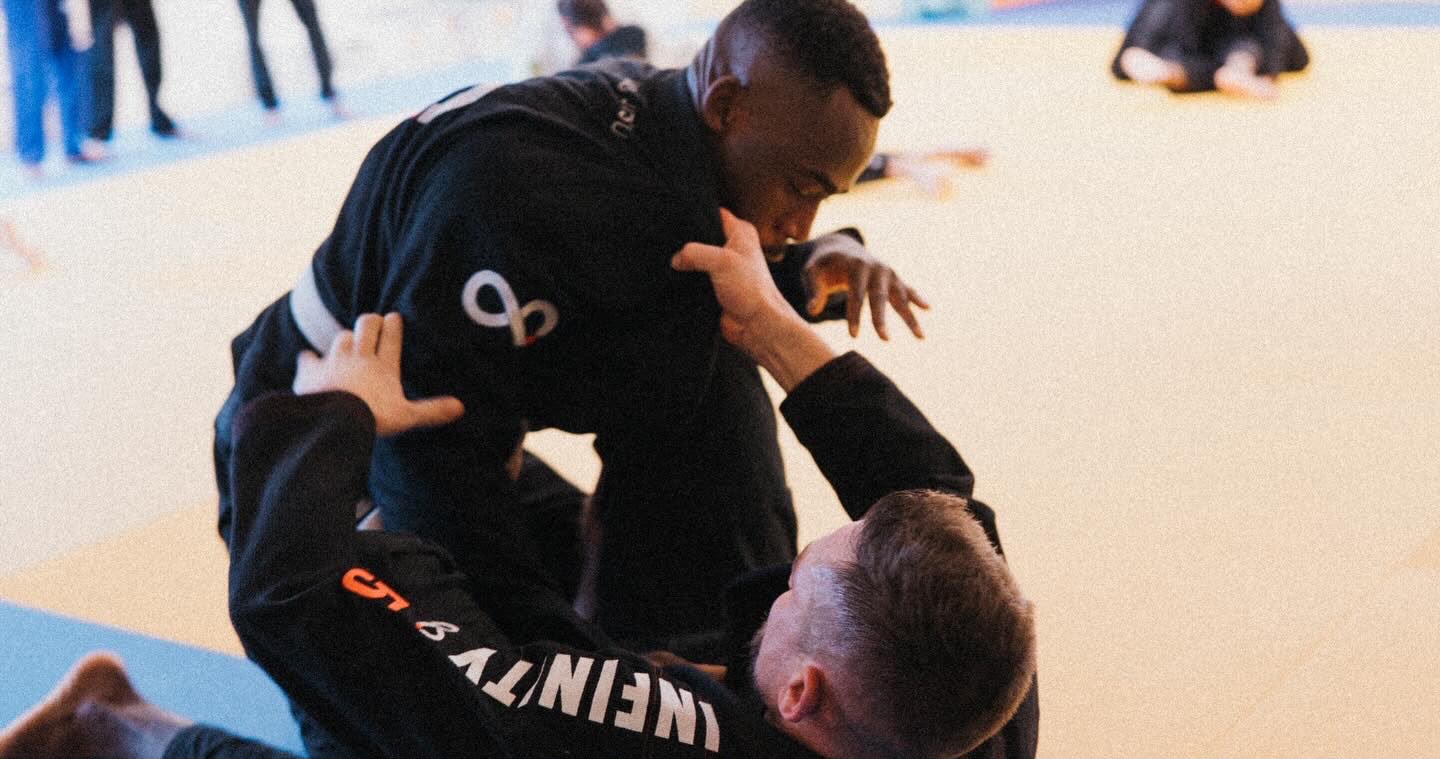 Sparring NoGi en rashguard pendant un cours